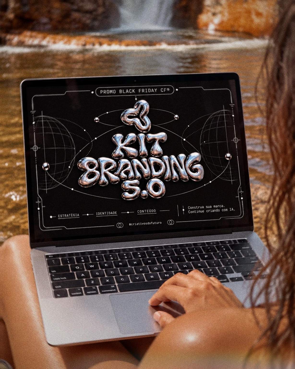 Notebook com o KV do KIT Branding 5.0, em uso junto à cachoeira