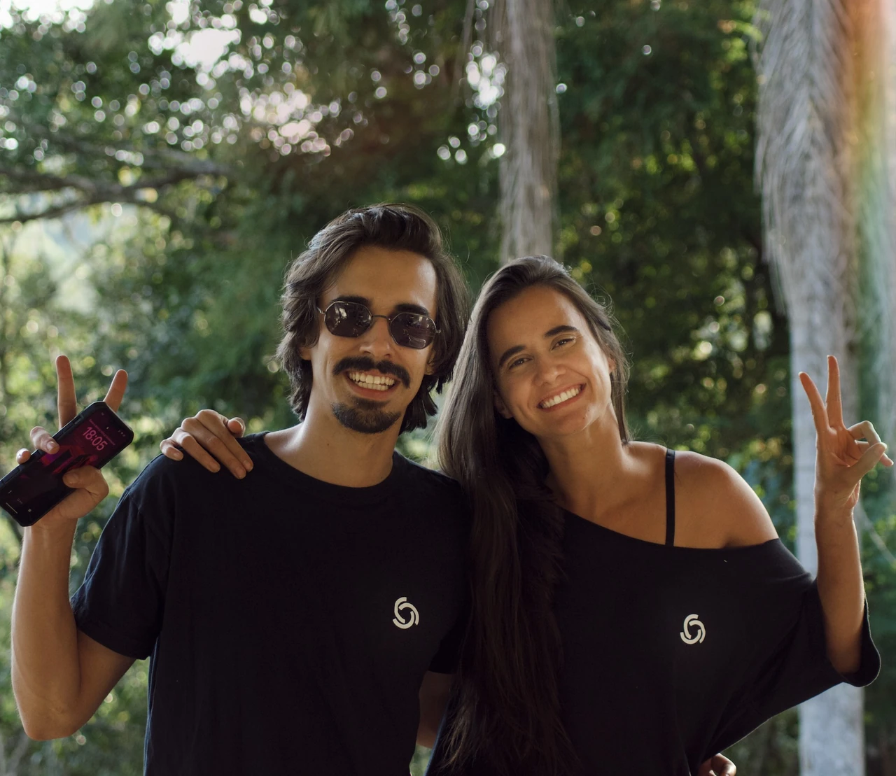 Monique e Jenner, irmãos e fundadores da Criativos do Futuro, juntos em meio à natureza